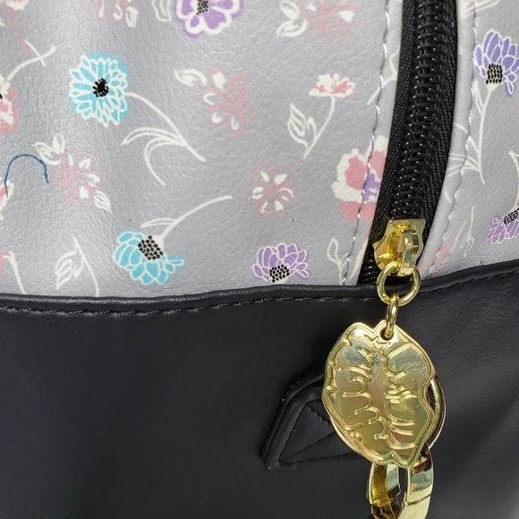 Betsey Johnson Weekender Floral Matching Wristlet - Picture 7 of 16